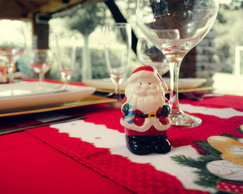 Jõuluõhtu laua kaunistamine: jõuluvana figuur, laudlina