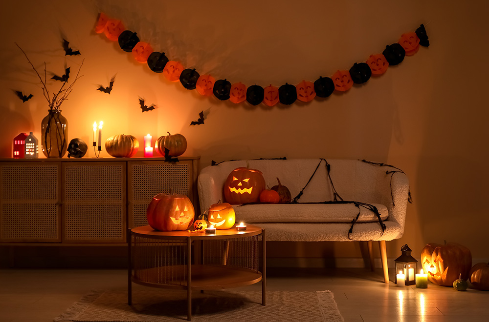 Elutuba kõrvitsalaternate ja halloweeni kaunistustega