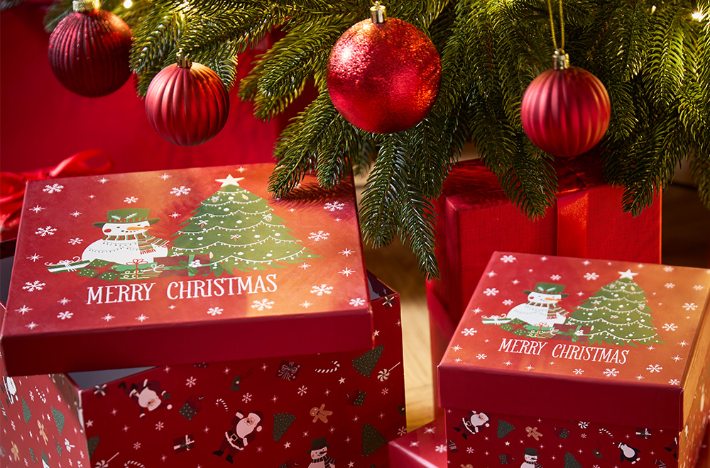 Laua kaunistus uue aasta tähistamiseks, kuldsete õhupallide, klaaside ja kaunistustega.