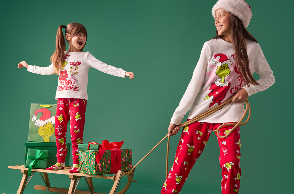 Tüdrukud mängivad Grinchi pidžaamas