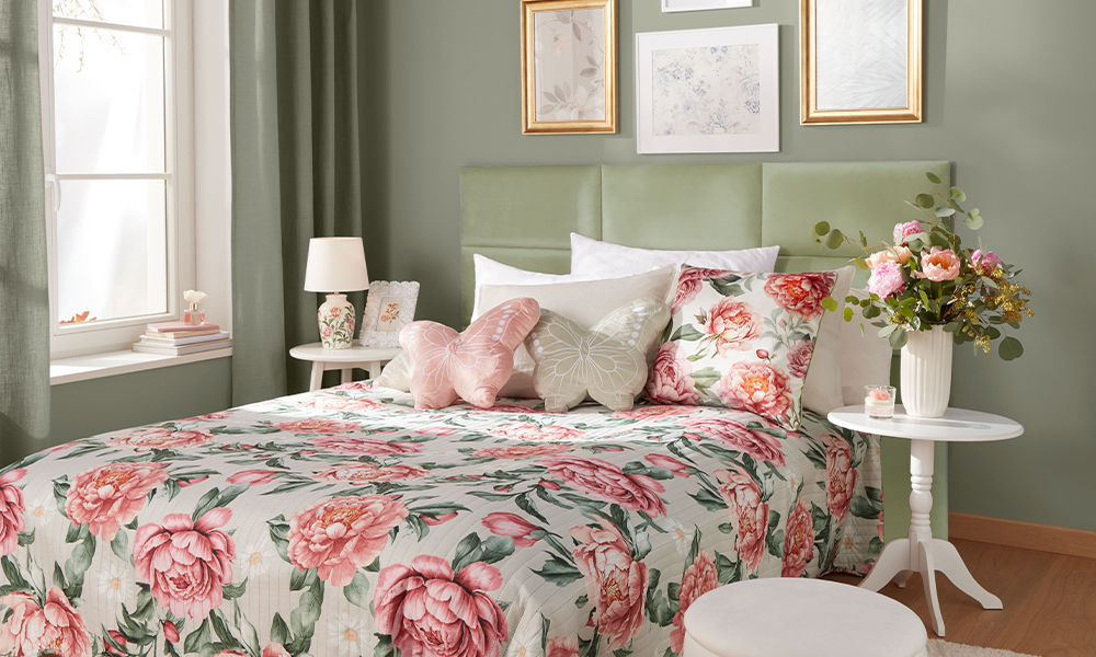 Pojengiteemaliste aksessuaaridega kaunistatud magamistuba